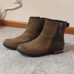 Brown Sorel Chelsea Boots 8.5